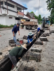 ขุดลอกอำเภอ 1.jpg - ขุดลอกและทำความสะอาดรางระบายน้ำบริเวณที่ว่าการอำเภอสันป่าตอง | https://www.sanpatong.go.th